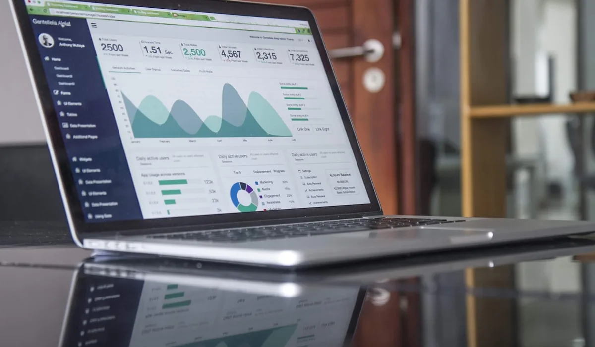 Gestionnaire travaillant sur plusieurs tableaux de bord et outils connectés